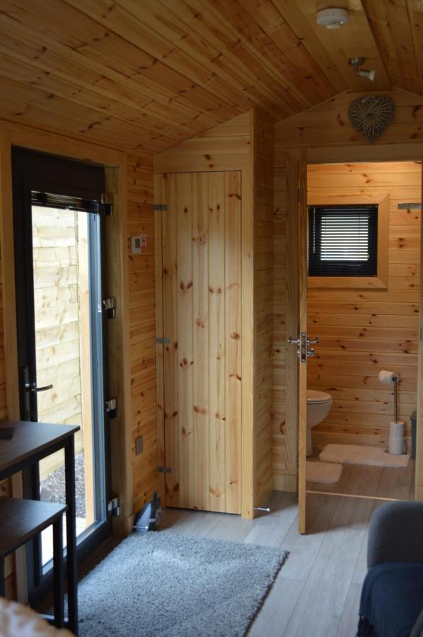 River Huts, Highland River Retreat With Hot Tub Інвернесс Екстер'єр фото